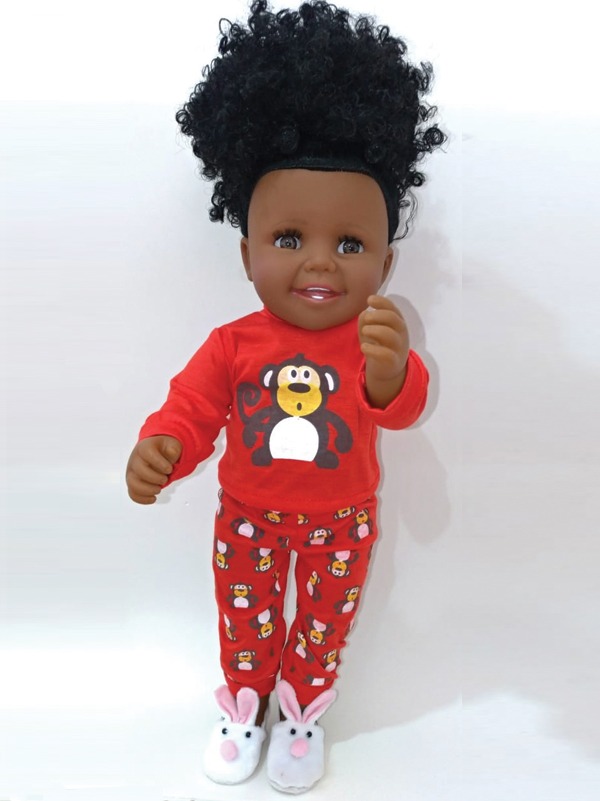 Foto boneca Ayo com cabelo afro vestindo um moletom vermelho