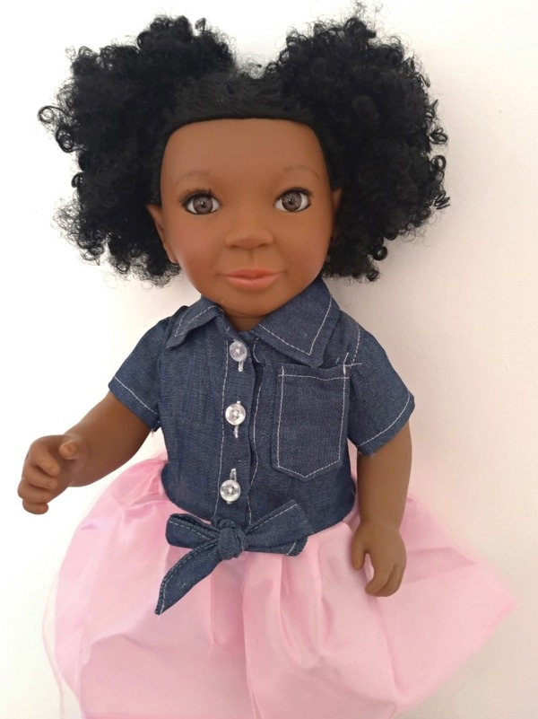 Foto boneca Ayo com cabelo afro camisa jeans e saia de balé