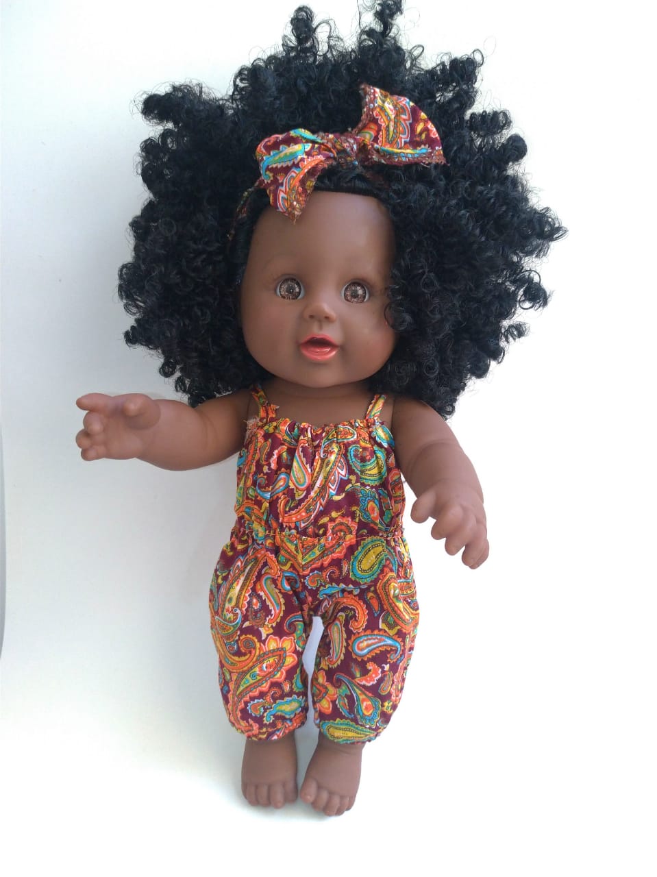 Foto boneca baby aneesa com macacão e cabelo afro